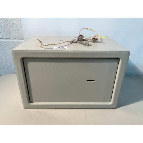 13 - SMALL METAL SAFE WITH 2 KEYS H8