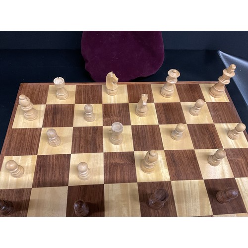 35 - MODERN CHESS SET COMPLETE