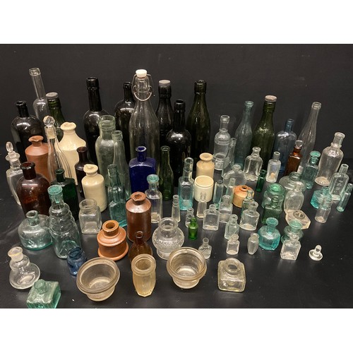 202 - 2 CRATES OF VICTORIAN AND LATER BOTTLES TO INCLUDE COLOURED GLASS EXAMPLES ETC