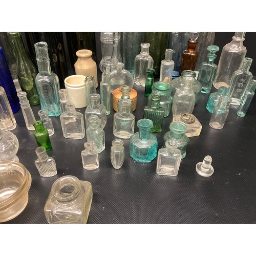 202 - 2 CRATES OF VICTORIAN AND LATER BOTTLES TO INCLUDE COLOURED GLASS EXAMPLES ETC