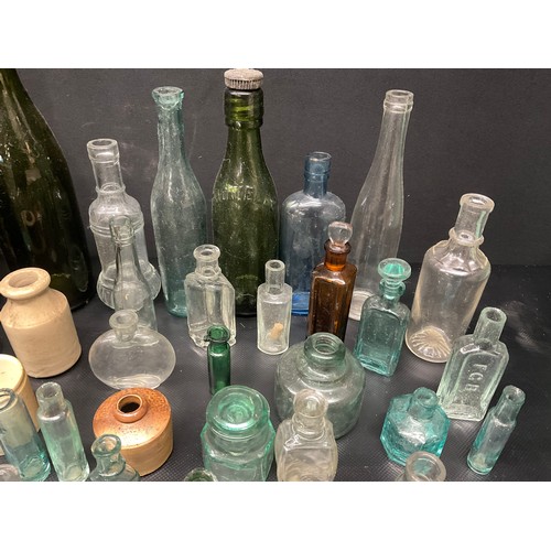 202 - 2 CRATES OF VICTORIAN AND LATER BOTTLES TO INCLUDE COLOURED GLASS EXAMPLES ETC