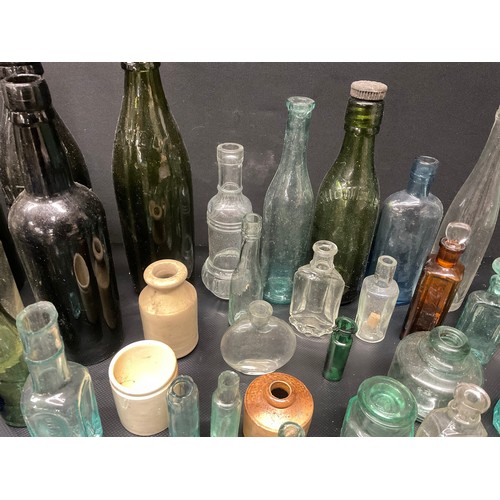 202 - 2 CRATES OF VICTORIAN AND LATER BOTTLES TO INCLUDE COLOURED GLASS EXAMPLES ETC