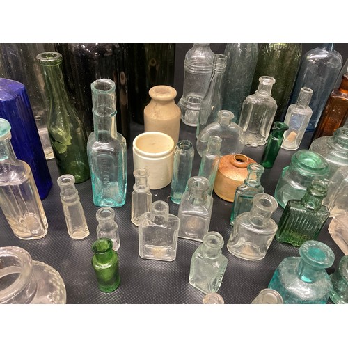 202 - 2 CRATES OF VICTORIAN AND LATER BOTTLES TO INCLUDE COLOURED GLASS EXAMPLES ETC