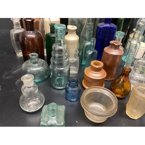 202 - 2 CRATES OF VICTORIAN AND LATER BOTTLES TO INCLUDE COLOURED GLASS EXAMPLES ETC