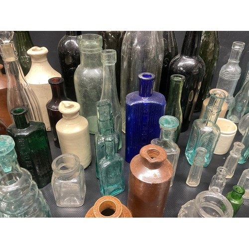 202 - 2 CRATES OF VICTORIAN AND LATER BOTTLES TO INCLUDE COLOURED GLASS EXAMPLES ETC