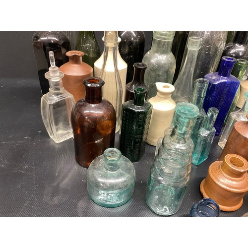 202 - 2 CRATES OF VICTORIAN AND LATER BOTTLES TO INCLUDE COLOURED GLASS EXAMPLES ETC