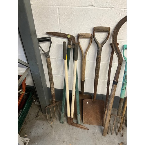 271 - LARGE QTY OF VINTAGE GARDEN TOOLS - PICK AXES,SPADES,FORKS ETC