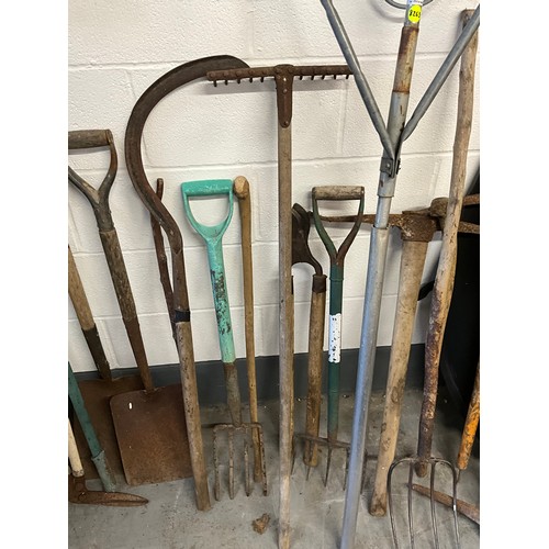 271 - LARGE QTY OF VINTAGE GARDEN TOOLS - PICK AXES,SPADES,FORKS ETC