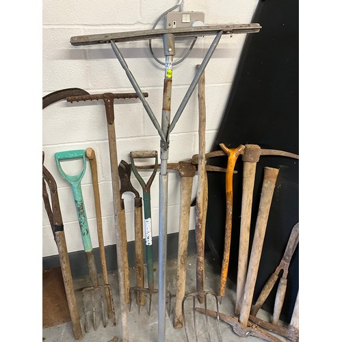 271 - LARGE QTY OF VINTAGE GARDEN TOOLS - PICK AXES,SPADES,FORKS ETC