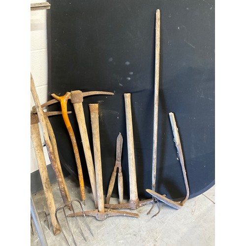 271 - LARGE QTY OF VINTAGE GARDEN TOOLS - PICK AXES,SPADES,FORKS ETC