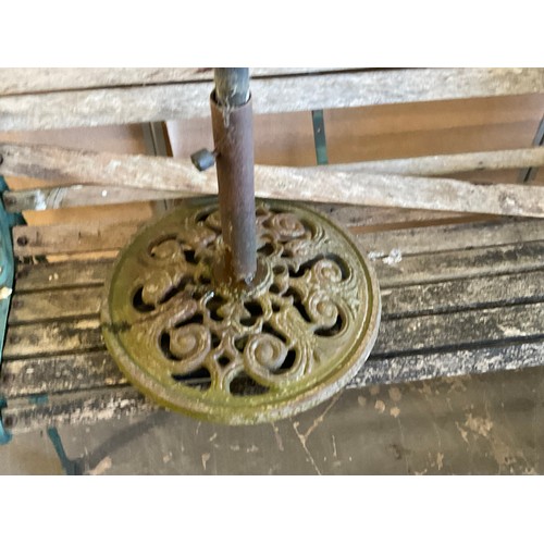 211 - VINTAGE GARDEN BENCH A/F AND PARASOL PARTS