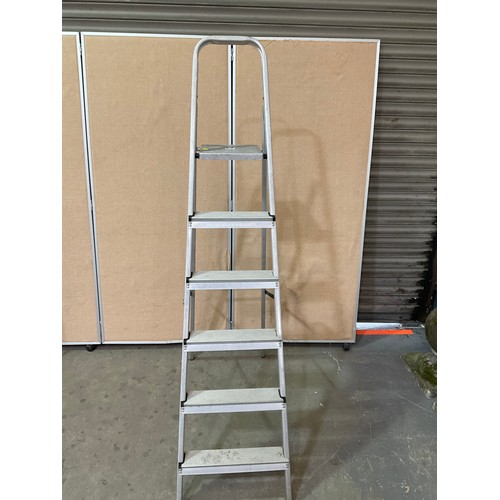 243 - 5 RUNG FOLDING STEP LADDER