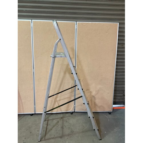 243 - 5 RUNG FOLDING STEP LADDER