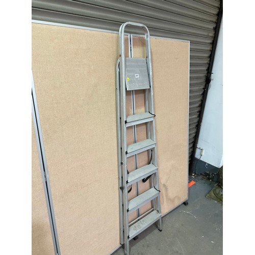 243 - 5 RUNG FOLDING STEP LADDER