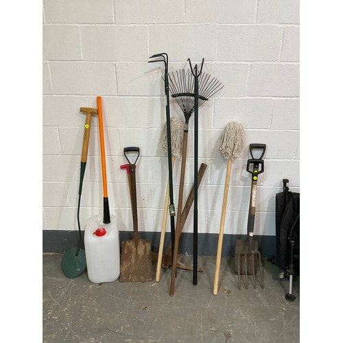 244 - QTY OF GARDEN TOOLS -FORK,SHOVEL,RAKE ETC