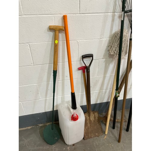 244 - QTY OF GARDEN TOOLS -FORK,SHOVEL,RAKE ETC