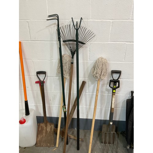 244 - QTY OF GARDEN TOOLS -FORK,SHOVEL,RAKE ETC