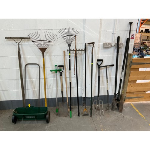 247 - LARGE QTY OF GARDEN TOOLS - RAKES,FORKS,SPADES ETC