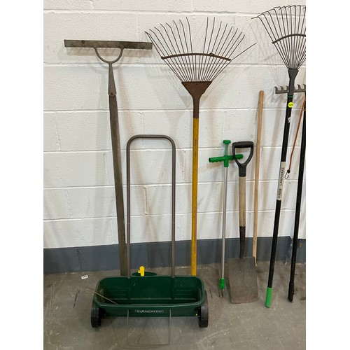247 - LARGE QTY OF GARDEN TOOLS - RAKES,FORKS,SPADES ETC