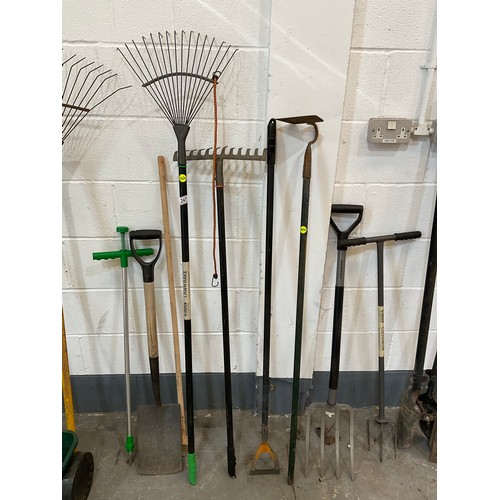 247 - LARGE QTY OF GARDEN TOOLS - RAKES,FORKS,SPADES ETC