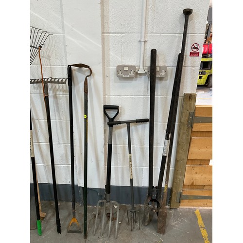 247 - LARGE QTY OF GARDEN TOOLS - RAKES,FORKS,SPADES ETC