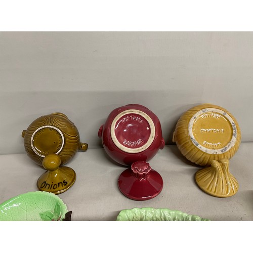 7 - BOX OF COLLECTABLE CHINA TO INCLUDE CARLTON WARE, PRESEVE POTS ETC