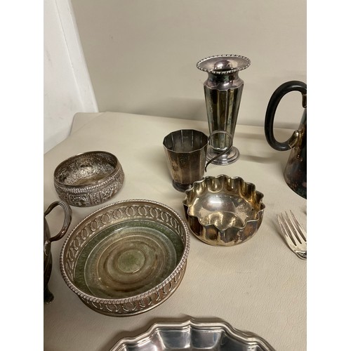 11 - CRATE OF SILVER PLATED ITEMS TO INCLUDE CRUETS, SERVIETTE  RINGS, COFFEE POTS ETC