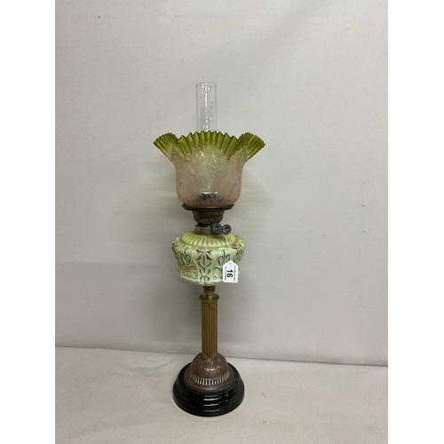 16 - VICTORIAN CORINTHIAN COLOUMN OIL LAMP WITH GREEN GLASS PATTERNED BOWL. ETCHED GREEN AND CLEAR GLASS ... 