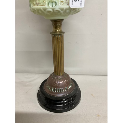 16 - VICTORIAN CORINTHIAN COLOUMN OIL LAMP WITH GREEN GLASS PATTERNED BOWL. ETCHED GREEN AND CLEAR GLASS ... 