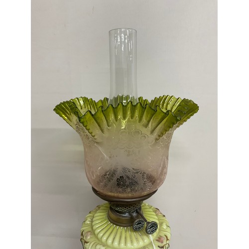 16 - VICTORIAN CORINTHIAN COLOUMN OIL LAMP WITH GREEN GLASS PATTERNED BOWL. ETCHED GREEN AND CLEAR GLASS ... 
