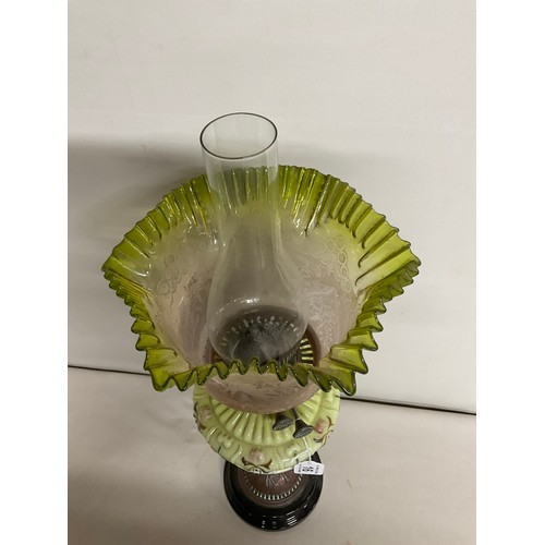 16 - VICTORIAN CORINTHIAN COLOUMN OIL LAMP WITH GREEN GLASS PATTERNED BOWL. ETCHED GREEN AND CLEAR GLASS ... 