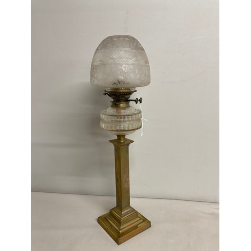 18 - VICTORIAN BRASS CORINTHIUM COLUMN OIL LAMP WITH CLEAR GLASS BOWL AND ETCHED GLASS SHADE NO CHIMNEY -... 