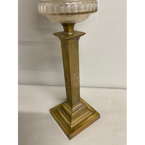 18 - VICTORIAN BRASS CORINTHIUM COLUMN OIL LAMP WITH CLEAR GLASS BOWL AND ETCHED GLASS SHADE NO CHIMNEY -... 