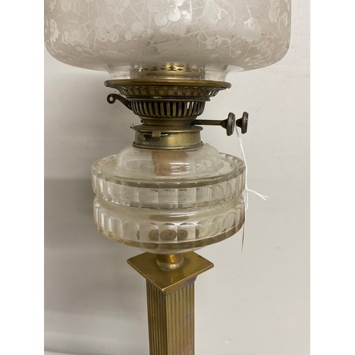 18 - VICTORIAN BRASS CORINTHIUM COLUMN OIL LAMP WITH CLEAR GLASS BOWL AND ETCHED GLASS SHADE NO CHIMNEY -... 