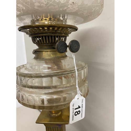 18 - VICTORIAN BRASS CORINTHIUM COLUMN OIL LAMP WITH CLEAR GLASS BOWL AND ETCHED GLASS SHADE NO CHIMNEY -... 