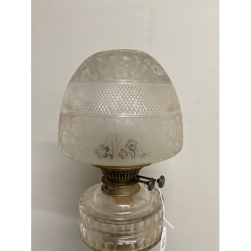 18 - VICTORIAN BRASS CORINTHIUM COLUMN OIL LAMP WITH CLEAR GLASS BOWL AND ETCHED GLASS SHADE NO CHIMNEY -... 