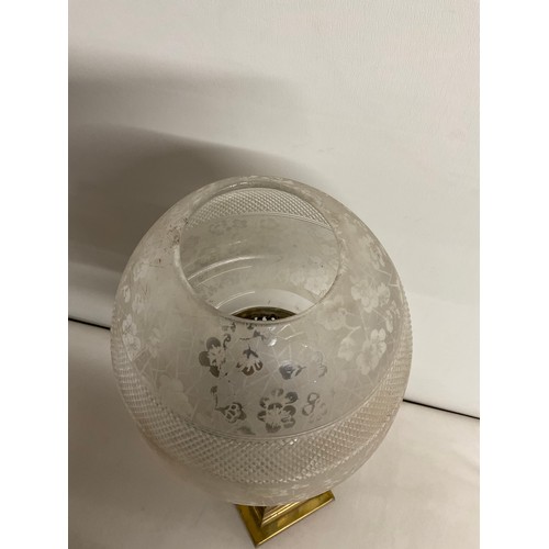 18 - VICTORIAN BRASS CORINTHIUM COLUMN OIL LAMP WITH CLEAR GLASS BOWL AND ETCHED GLASS SHADE NO CHIMNEY -... 