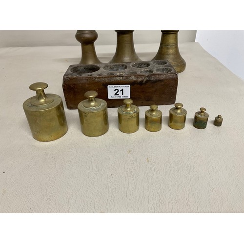 21 - 3 VINTAGE BRASS BELL WEIGHTS ALONG WITH POSTAGE BRASS WIEGHTS IN HOLDER NOT COMPLETE + SET OF BRASS ... 