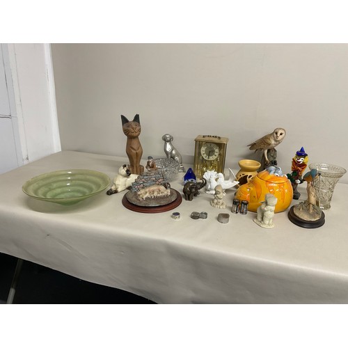 31 - BOX OF COLLECTABLES TO INCLUDE ROYAL DOULTON, BORDER FINE ARTS ETC