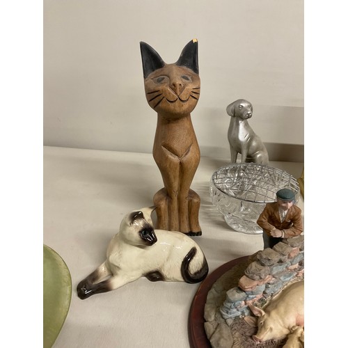 31 - BOX OF COLLECTABLES TO INCLUDE ROYAL DOULTON, BORDER FINE ARTS ETC