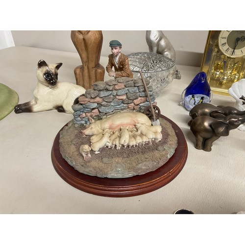 31 - BOX OF COLLECTABLES TO INCLUDE ROYAL DOULTON, BORDER FINE ARTS ETC