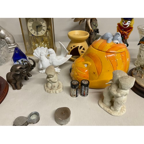 31 - BOX OF COLLECTABLES TO INCLUDE ROYAL DOULTON, BORDER FINE ARTS ETC