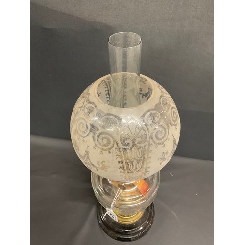 35 - VICTORIAN BRASS OIL LAMP WITH ETCHED GLASS BOWL COMPLETE WITH GLASS SHADE AND CHIMMNEY