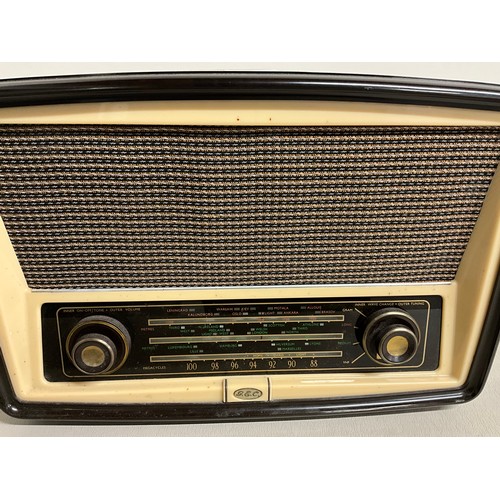 8 - VINTAGE GEC BAKLITE RADIO MODEL BC5645