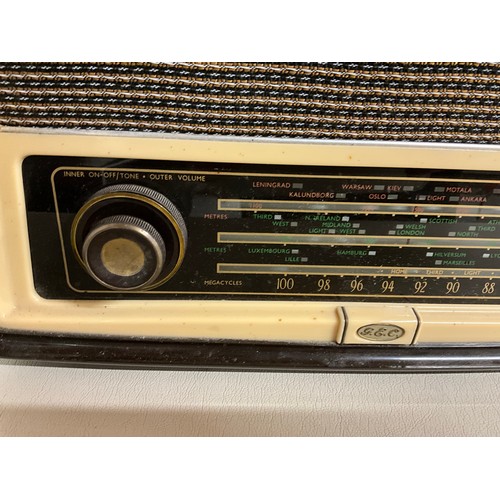 8 - VINTAGE GEC BAKLITE RADIO MODEL BC5645