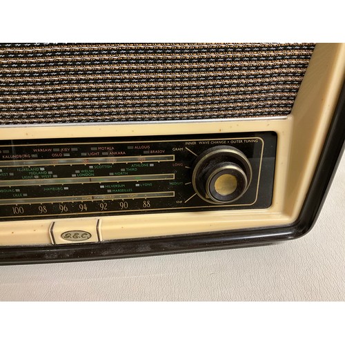 8 - VINTAGE GEC BAKLITE RADIO MODEL BC5645
