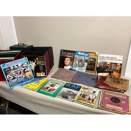 32 - 5 VINTAGE RECORD CASES AND QTY OF RECORDS