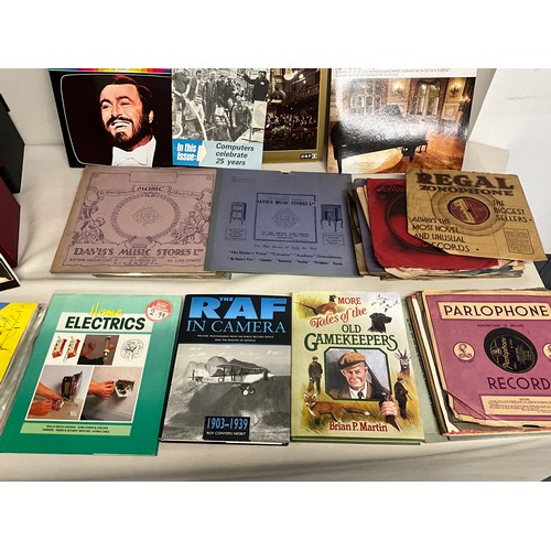 32 - 5 VINTAGE RECORD CASES AND QTY OF RECORDS