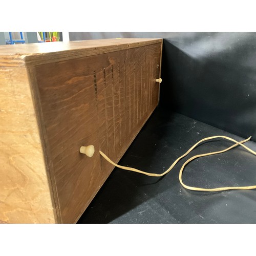 39 - VINTAGE CABINET RADIO H11