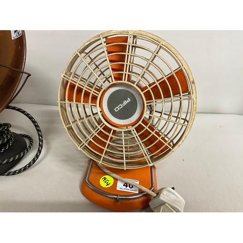40 - RETRO PIFCO ELECTRIC TABLE FAN AND PAIR OF VINTAGE MARSTAND AND BATESON LTD COPPER HEAT LAMPS